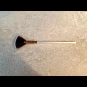 Luxie Beauty Medium Fan 560 White Brush NEW